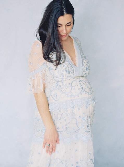 The maternity portrait experience with Norabloom