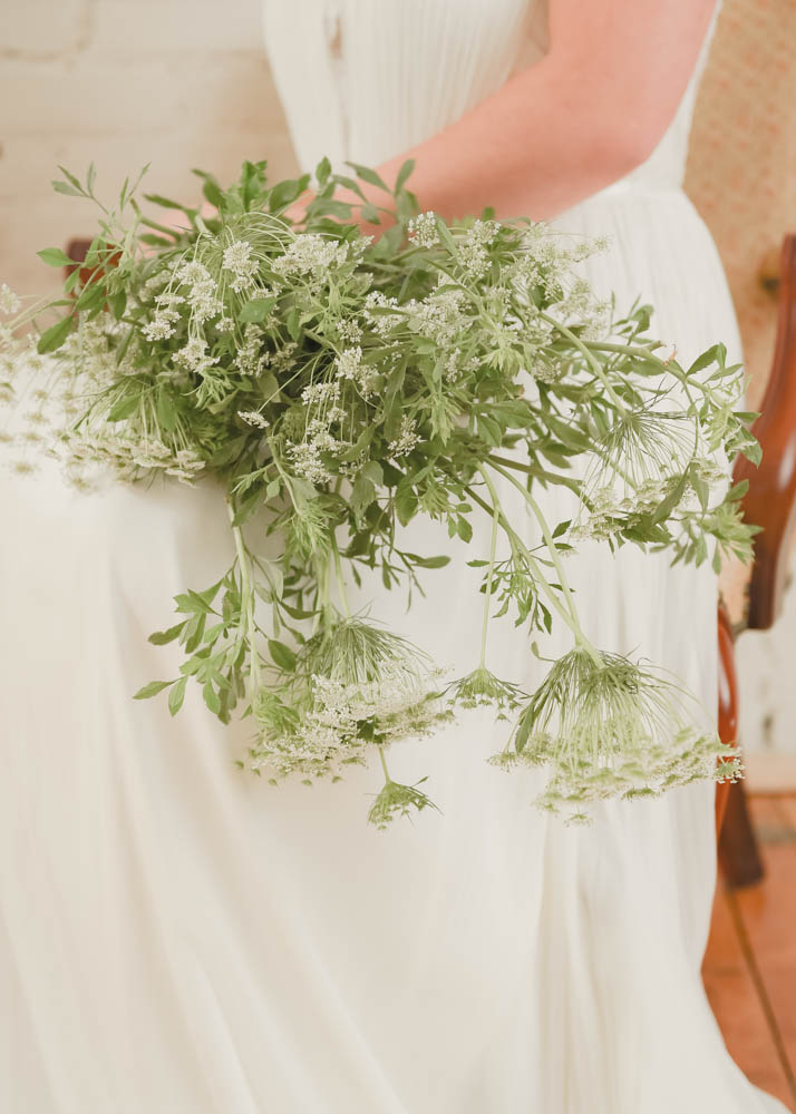 Green and white foliage, seasonal tips for your wedding portraits